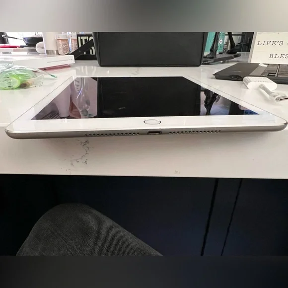 iPad Air silver barely used and in excellent condition. A few minor scuffs.
